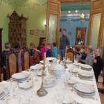 Dzieci oglądają wystrój dawnej jadalni.
