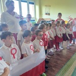 Wszystkie dzieci i pracownicy przedszkola stoją na Akademii z okazji Święta Niepodległości 