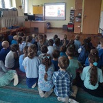 Dzieci siedzą na dywanie_ oglądają film edukacyjny o prawach i obowiązkach 