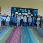 Dzieci z grupy IV ustawione do występu