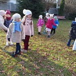 Przedszkolaki ustawiają się wokół dużych obręczy.