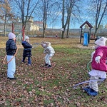 Kilka dziewczynek kręci hula - hop.