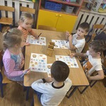 Dzieci wykonują pracę plastyczną.