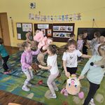 Dzieci w parach tańczą z misiami.