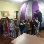 Dzieci ustawione w rzędzie wchodzą do namiotu
