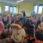 Wszystkie przedszkolaki uczą się tańca Hula.