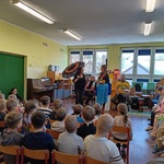 Przedszkolaki oglądają widowisko muzyczne.