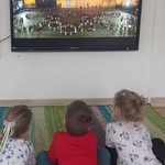 00.dzieci oglądające profesjonalistów tańczących Poloneza.jpg