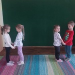 05.dzieci ustawione parami w trzymaniu.jpg