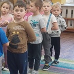 07.chłopcy w pozie tanecznej z ręką na plecach.jpg