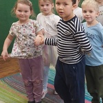 06.dzieci ustawione do tańca_ chłopcy trzymają lewą dłoń za plecami.jpg