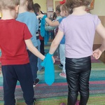 09.dzieci ustawione parami dziweczynki mają chusty taneczene rekwizyty.jpg