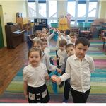 10.dzieci w galowych strojach przed tańcem.jpg