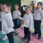 11.dzieci w strojach galowych przyszykowane do tańca.jpg