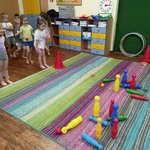 BOF 3 Dzieci stoją w dwóch rzędach i rzucają piłkami w kręgle.jpg