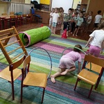 BOF 6 Przedszkolaki pokonują tor przeszkód z drabinki_ tunelu i dużych obreczy.jpg
