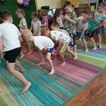 BOF 10 Dzieci stoją w dwóch rzędach w rozkroku i przekazują sobie piłkę dołem.jpg