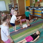 BOF 13 przedszkolaki ćwicza w parach unoszenie nóg w górę.jpg