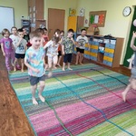 BOF 14 Dzieci przezkakują z nogi na nogę przez liny.jpg