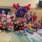 10 Grupa dzieci pozuje z sercami przy napisie Walentynki.jpg
