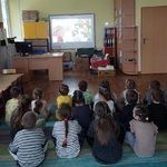 Dzieci  oglądają film edukacyjny na temat pochodzenia produktów ekologicznych 
