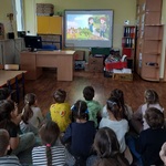 Dzieci  oglądają film edukacyjny na temat pochodzenia produktów ekologicznych 