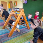 Kilkoro dzieci z uszami kota i jest na drabince.