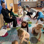 Dzieci bawią się na dywanie.